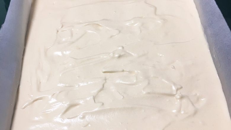 蔓越梅蛋糕卷,用刮刀轻轻拌匀蛋糕糊，使表面光滑。