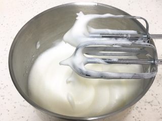 蔓越梅蛋糕卷,蛋白出现下垂的弯钩，再加入15克细砂糖再次搅打50圈。