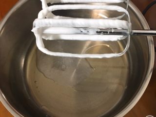 蔓越梅蛋糕卷,打蛋头无需清洗，蛋盆中加入玉米油和清水，再加盐，用打蛋器低速搅拌至油水溶合。