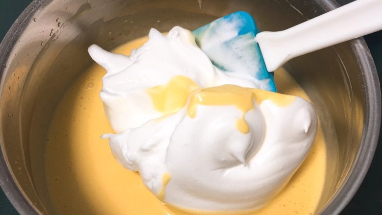 蔓越梅蛋糕卷,取三分之一的蛋白进蛋黄糊中。