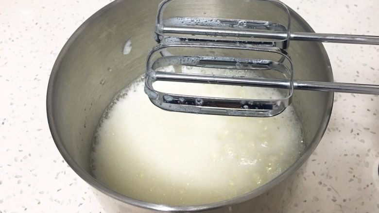 蔓越梅蛋糕卷,蛋白出现粗泡后加入30克细砂糖，用打蛋器高速搅打50圈。