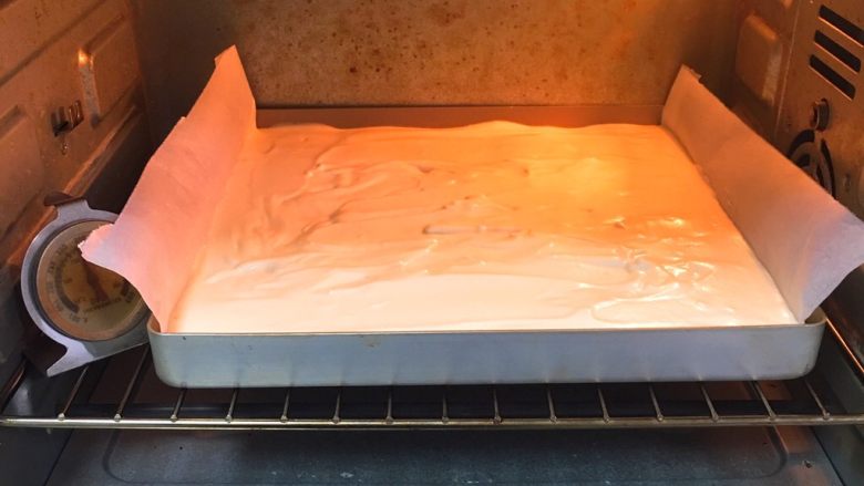 蔓越梅蛋糕卷,烤箱预热至150度，金盘再送入烤箱。