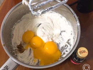 蔓越梅蛋糕卷,再加入蛋黄和香草精。