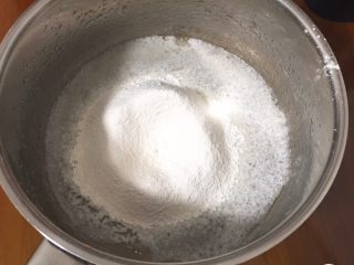 蔓越梅蛋糕卷,过筛低筋粉，用打蛋器打至浓稠。