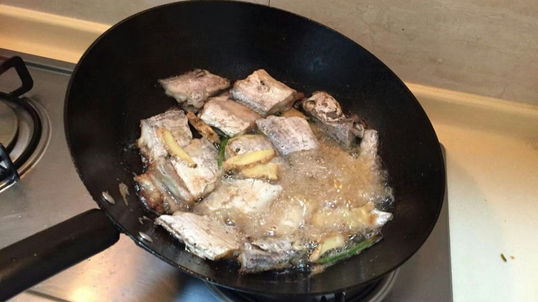 最下饭的萝卜丝带鱼煲,热锅冷油煎鱼，这样子鱼就不会粘锅