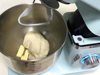 贝果汉堡包,揉至成团后，往搅拌桶内加入黄油。