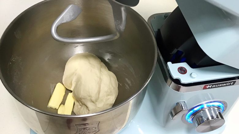 贝果汉堡包,揉至成团后，往搅拌桶内加入黄油。