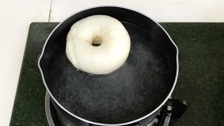 贝果汉堡包,正反面各煮30分钟，油纸遇热水后很容易撕开。