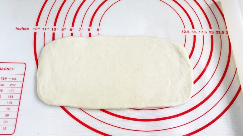 贝果汉堡包,用擀面杖擀成20×10cm大小的方形面片。