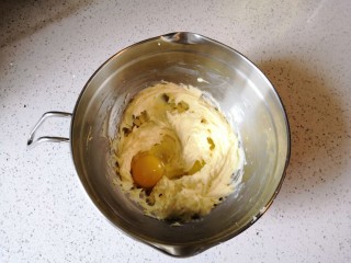 重芝士蛋糕,加入鸡蛋，鸡蛋一个一个加，每次加入打均匀后再加下一个。