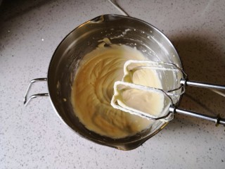 重芝士蛋糕,将玉米淀粉搅拌均匀。