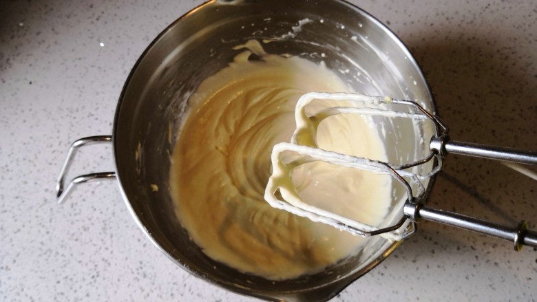 重芝士蛋糕,将玉米淀粉搅拌均匀。