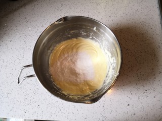 重芝士蛋糕,加入过筛的玉米淀粉。