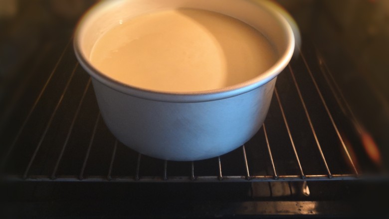 重芝士蛋糕,烤箱提前预热170度，水浴法(将一烤盘放入烤箱下层，在烤盘里倒入热水) ，烤箱中层放入烤网，将奶酪蛋糕放入烤网上，烤50分钟左右。
