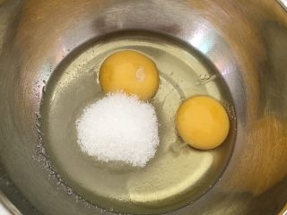 无水无油蒸蛋糕,鸡蛋打入容器，加入白糖。