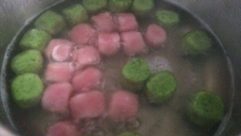 双色果蔬芋圆,锅里放水水煮沸，加入做好的果蔬圆子，煮至圆子浮起；
