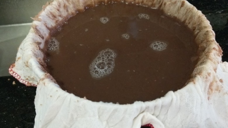 新文美食  自制红豆沙,用一块干净的细布铺在盆中，倒入豆沙汁。