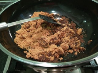 新文美食  自制红豆沙,锅中马上倒入豆沙翻炒均匀。
