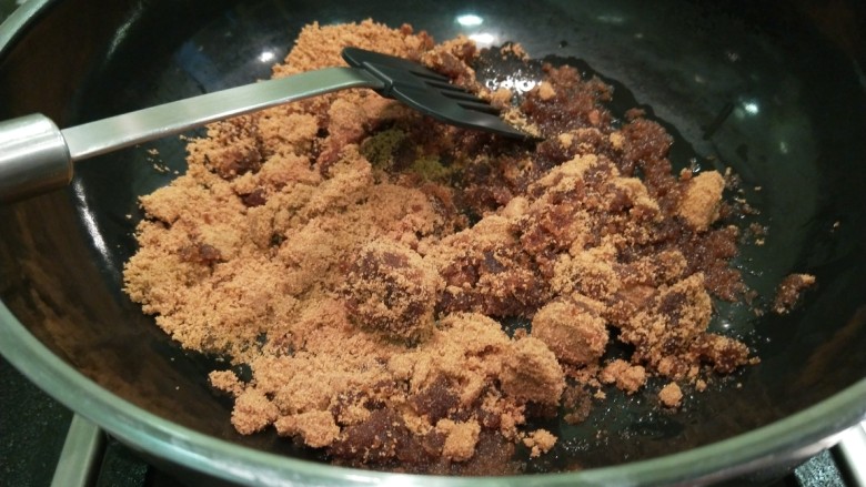 新文美食  自制红豆沙,锅中马上倒入豆沙翻炒均匀。
