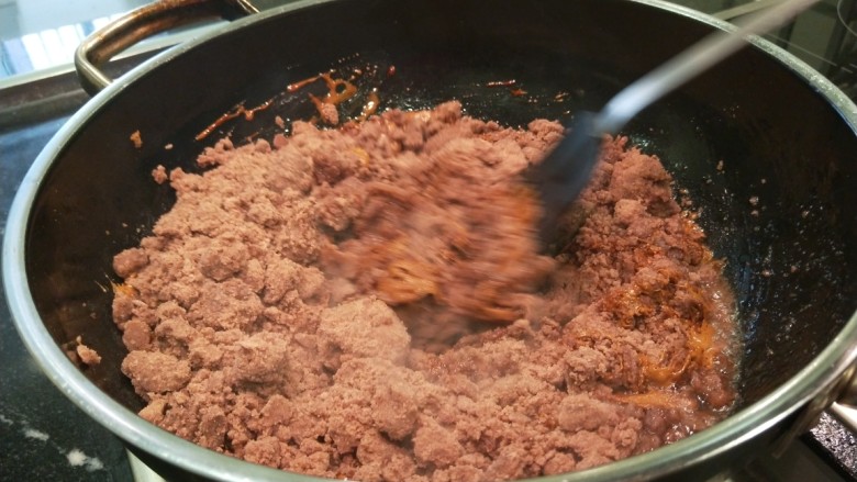 新文美食  自制红豆沙,炒制红润即可。