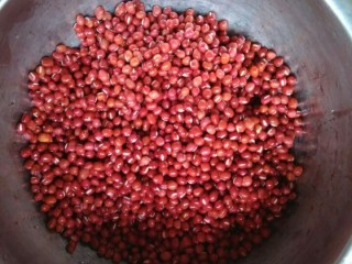 南瓜糯米糍,红豆洗净，加水泡1～2小时。