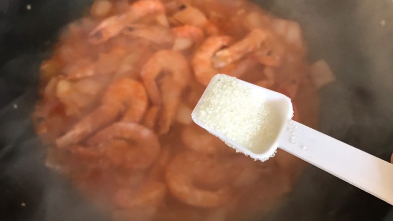 蒜蓉茄汁葱香开背虾,加一小勺细砂糖，翻炒均匀，即可
