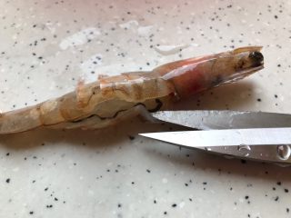 蒜蓉茄汁葱香开背虾,海虾剪去虾枪虾须，并且用剪刀在背部剪一刀，去除虾肠