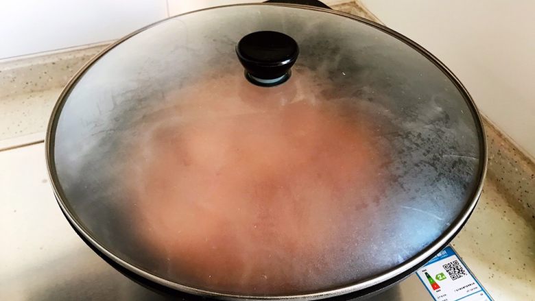 蒜蓉茄汁葱香开背虾,盖上锅盖，转中小火焖煮2.3分钟