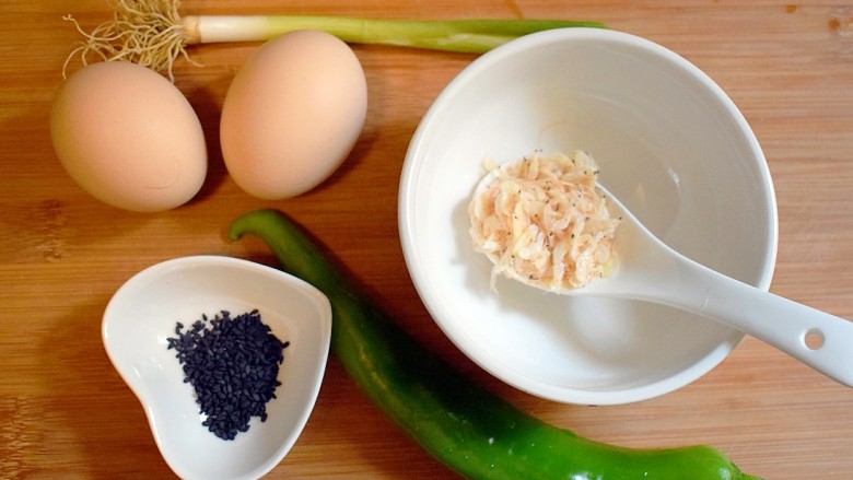 青椒虾皮鸡蛋卷,准备食材。