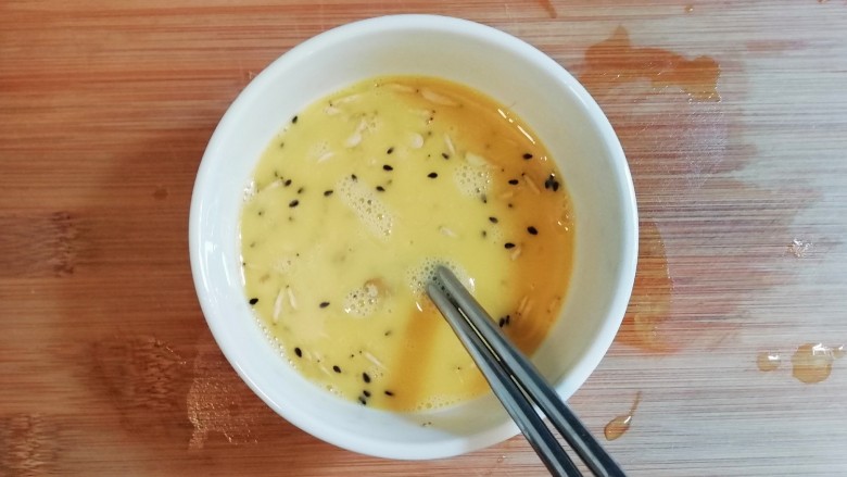 青椒虾皮鸡蛋卷,用筷子充分拌匀。