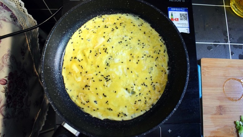 青椒虾皮鸡蛋卷,平底锅加入适量的油，倒入蛋液。