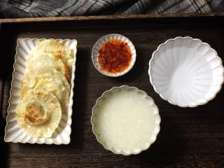 灌蛋饺子皮,吃的时候配上泰式甜辣酱味道更好😜