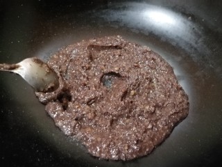 南瓜糯米糍,剩下的豆子取出放入料理机，加入少许红豆汤，打成红豆泥，然后回锅用小火炒成能捏成团的状态。