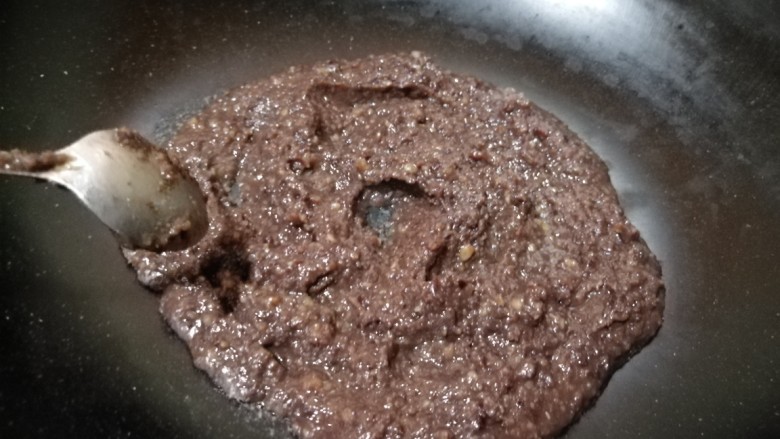 南瓜糯米糍,剩下的豆子取出放入料理机，加入少许红豆汤，打成红豆泥，然后回锅用小火炒成能捏成团的状态。