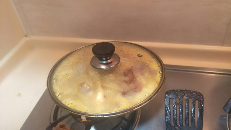 ✨黄金培根土豆饼✨,加盖小火烘烤离火🔥烘烤举起来(手酸😭)