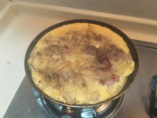 ✨黄金培根土豆饼✨,烘烤5分钟，撒点黑胡椒调味翻个面再离火烘烤2分钟装盘