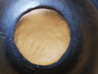 南瓜糯米糍,揉成较实的面团，能轻松搓成团子不粘手即可。
