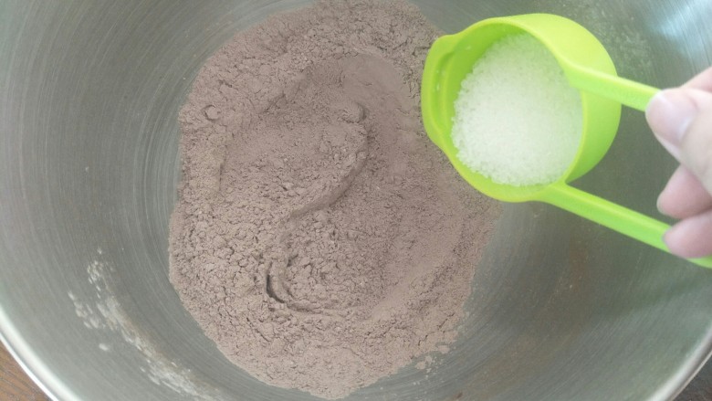 香浓巧克力爆浆面包,可可粉和高粉一起过筛＋糖＋盐(1.25克1/4量勺)