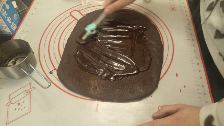 香浓巧克力爆浆面包,涂在面团上作为巧克力夹心周围一圈不要涂从侧门卷起