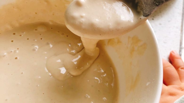 年年有余之糖醋鱼-年夜饭,拿一个干净的碗，倒入油炸粉和淀粉（比例为1：1），加入半勺盐、适量的水，搅拌成面糊。