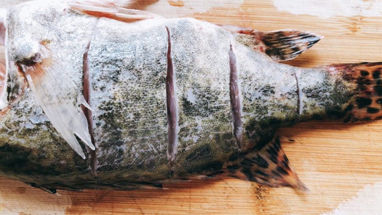 年年有余之糖醋鱼-年夜饭,先在鱼身上竖刀切4刀，切至鱼骨位置停止，不切断鱼骨。