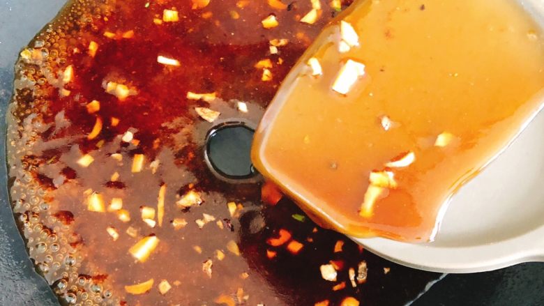 年年有余之糖醋鱼-年夜饭,倒入锅中勾芡，汤汁粘稠后关火。