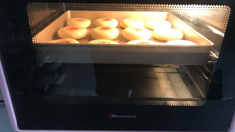 红豆酥饼,将做好的酥饼放入预热好180度烤箱烤35分钟即可。