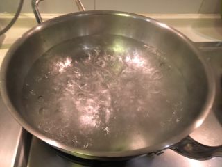 豆䜴蒸鱼,蒸锅热水准备好