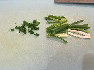 豆䜴蒸鱼,葱洗净切段
