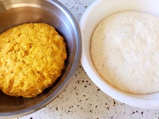 双色花卷,黄面团和白面团材料分别加入4克酵母揉成面团，发酵至两倍大