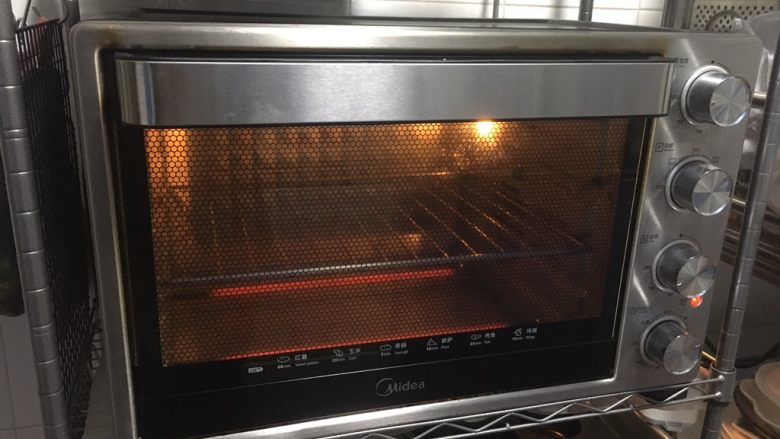 吐司披萨盏,烤箱上下管加热200度，提前预热5分钟。