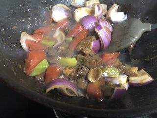酱烧牛肉,加入青笋翻炒，再加入洋葱，一点点盐。撒上香菜出锅即可。