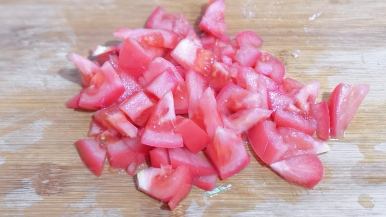 营养健康早餐  卷心菜番茄全麦鱼面,番茄洗干净切丁！