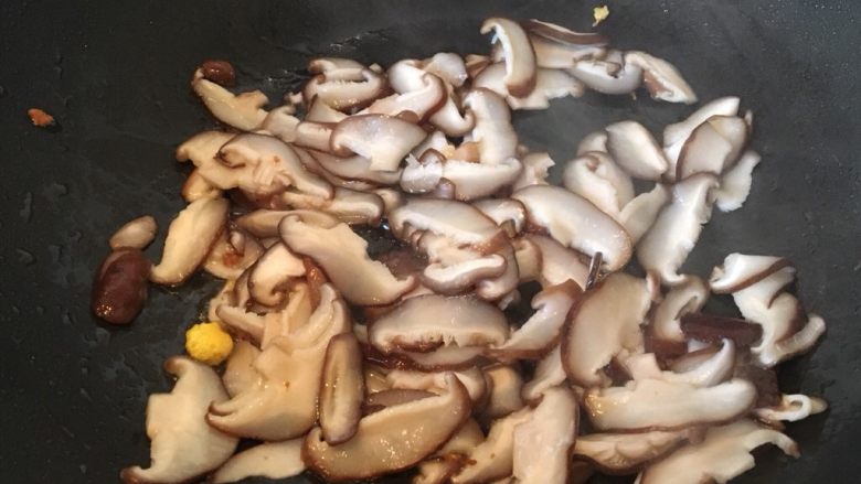 香菇炒鸡蛋,热锅热油放入香菇片翻炒。